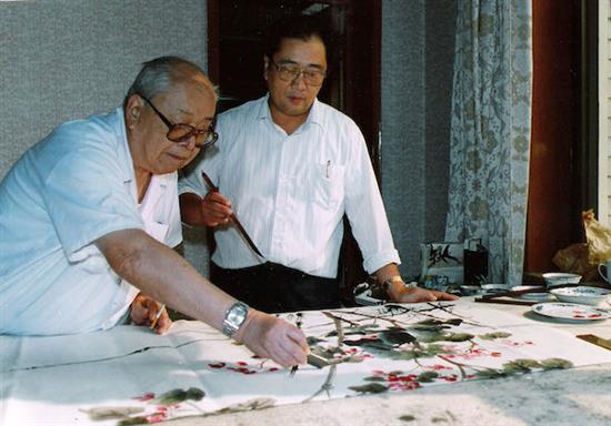 八十年代，唐逸览与父亲唐云在钓鱼台国宾馆合作